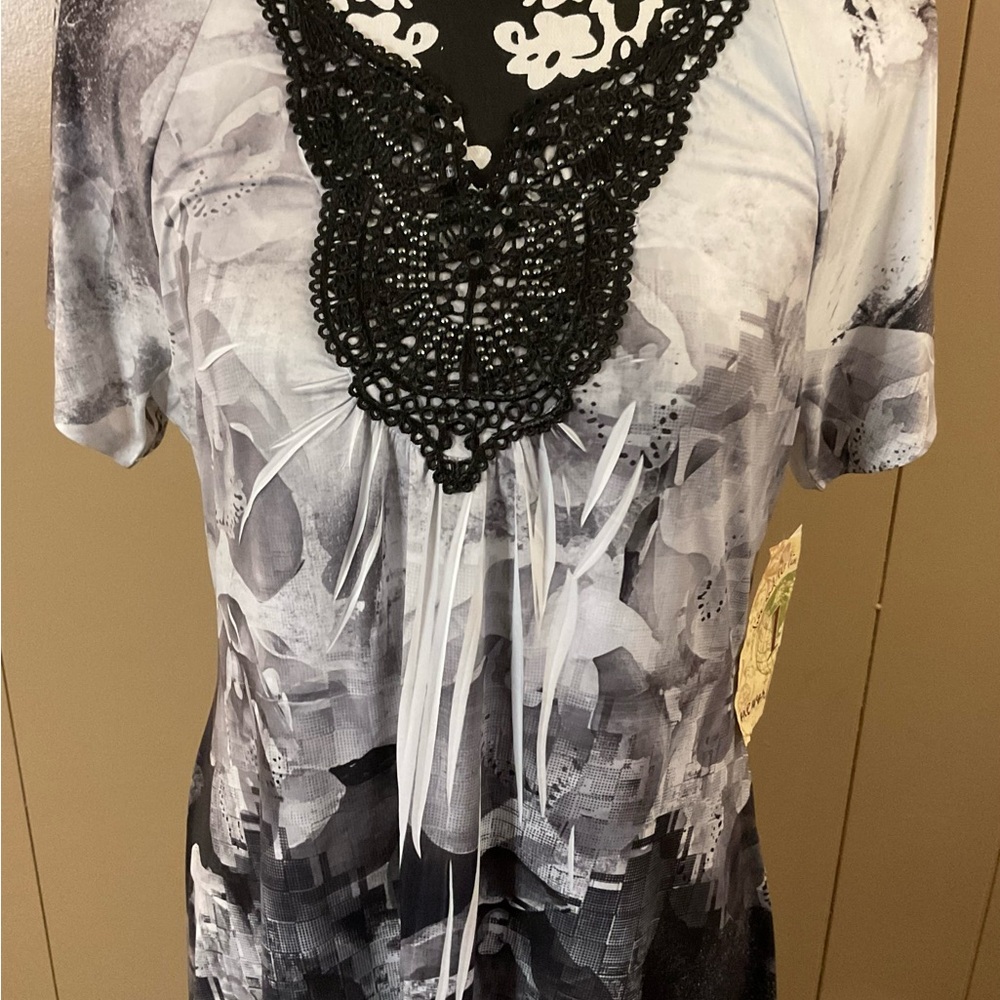 ONE WORLD LADIES BLACK AND WHITE FLORAL BLOUSE WITH APPLIQUÉ STUDS